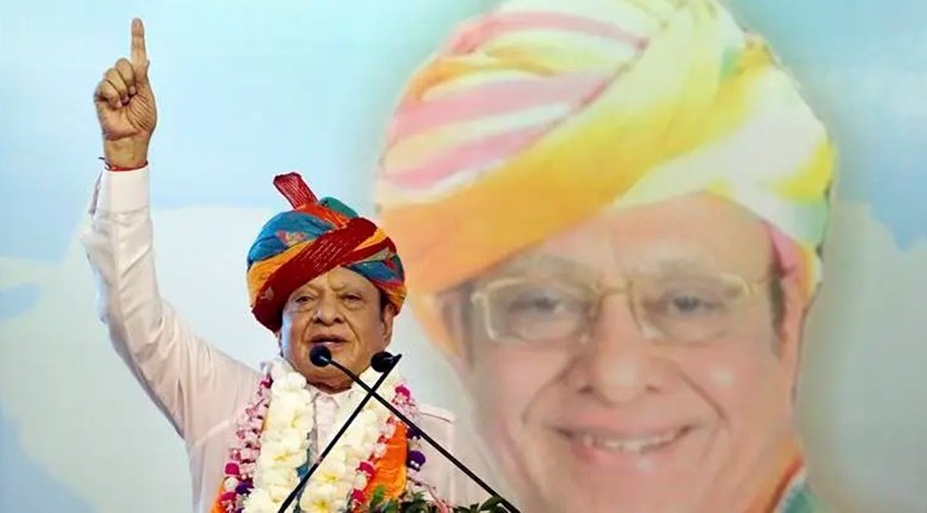 शंकर सिंह वाघेला कांग्रेस के वरिष्ठ और प्रभावशाली नेताओं में शामिल थे। 1996 में कांग्रेस के समर्थन से वह गुजरात के मुख्यमंत्री भी रहे। मनमोहन सिंह की सरकार में केंद्रीय मंत्री का पद भी संभाल चुके वाघेला ने 2017 में कांग्रेस पार्टी छोड़ दी। कांग्रेस छोड़ने के बाद वाघेला ने जन विकल्प मोर्चा नाम से अपनी पार्टी बनाई। उसके बाद वह 2019 में वह एनसीपी में चले गए। अब वह एनसीपी से भी अलग हो चुके हैं।