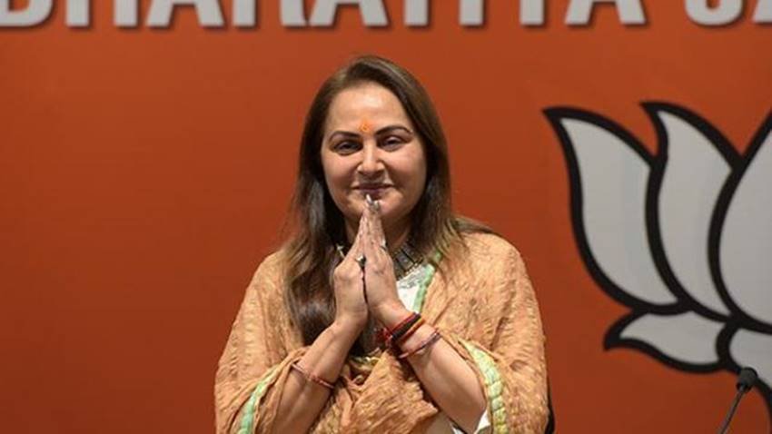 रामपुर से लोकसभा का चुनाव जीतकर संसद पहुंचने वालीं जया प्रदा आंध्र प्रदेश की रहने वाली हैं।
