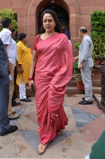 मथुरा से बीजेपी की लोकसभा सांसद हेमा मालिनी तमिलनाडु की हैं।
