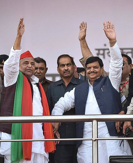 मुलायम सिंह यादव और अखिलेश यादव सपा में हैं तो वहीं उनके परिवार के शिवपाल यादव ने अपनी अलग प्रगतिशील समाजवादी पार्टी बनाई है।