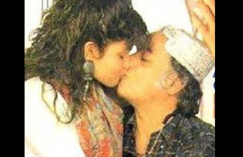 फिल्मफेयर मैगजीन के फ्रंट पेज पर महेश भट्ट अपनी बेटी पूजा भट्ट को किस करती तस्वीर पर भी खूब बवाल मचा था। तस्वीर के साथ ही महेश के बयान पर भी खूब हंगमा हुआ था, जिसमें उन्हाेंने कह दिया था कि यदि पूजा उनकी बेटी नहीं होती तो वो उससे शादी कर लेते।