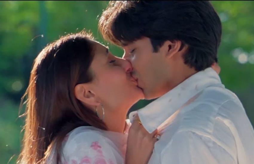 सालों पहले करीना कपूर और शाहिद का एक लिपलॉक करते वीडियो लीक हुआ था। दोनों का ये एमएमएस खूब वायरल हुए थे तब दोनों ने सफाई में ये कहा था कि वीडियो में नजर आ रहा कपल कोई और है।