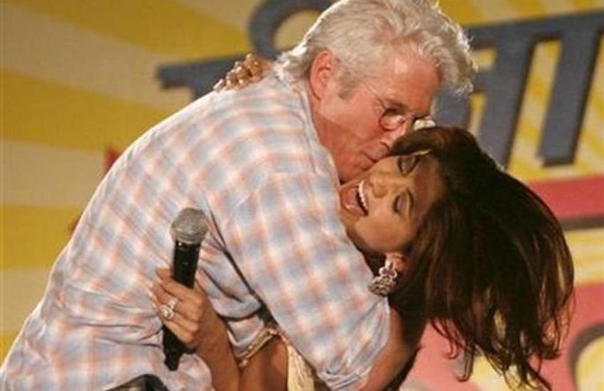 साल 2007 में राजस्थान में एड्स से जुड़ जागरुकता फैलाने के लिए एक इवेंट में शामिल हुई थीं, जहां हॉलीवुड एक्टर रिचर्ड गेरे ने शिल्पा को पकड़कर किस कर लिया था। इस मामले में शिल्पा के खिलाफ पब्लिस प्लेस में अश्लीलता फैसाले का केस दर्ज हुआ था। 