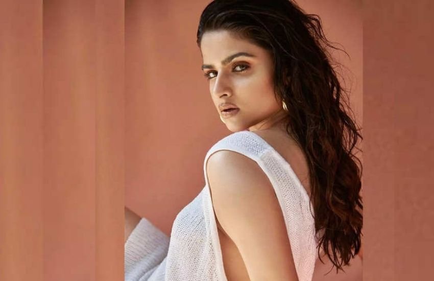 भाग्यश्री और हिमालय दसानी की बेटी अवंतिका 25 साल की हैं और काफी कुछ अपनी मां की तरह ही नजर भी आती हैं।