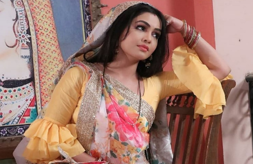 शुभांगी ने बताया था कि ऐसा करने से ठेठ देहाती वाला लुक आता है और वह उस करेक्टर में पूरी तरह से डूब जाती हैं। Photos; Social Media