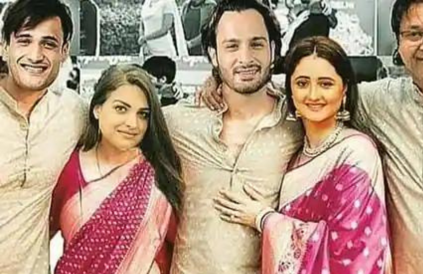 हालांकि इन दिनों सोशल मीडिया पर आसिम रश्मि देसाई की आसिम रियाज की भाभी कहकर खूब ट्रोल किया जा रहा है।
