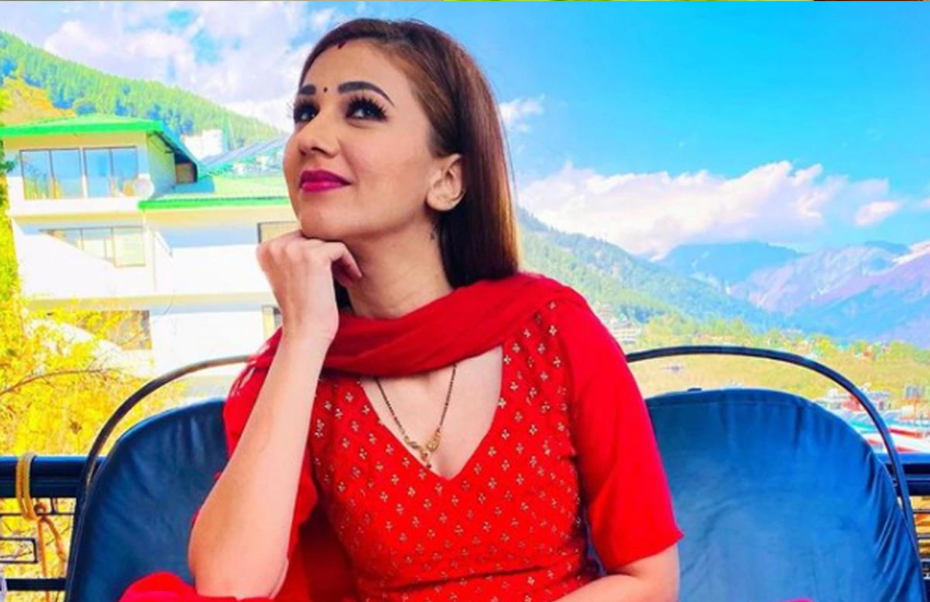 एक्ट्रेस जसलीन मथारू मांग में सिंदूर लगाए नजर आ चुकी हैं। मांग में सिंदूर देख जसलीन के लिए कयासबाजियां शुरू हो गई थीं। बाद में जसलीन ने बताया था कि ये लुक केवल टाइम पास के लिए क्रिएट किया गया था।