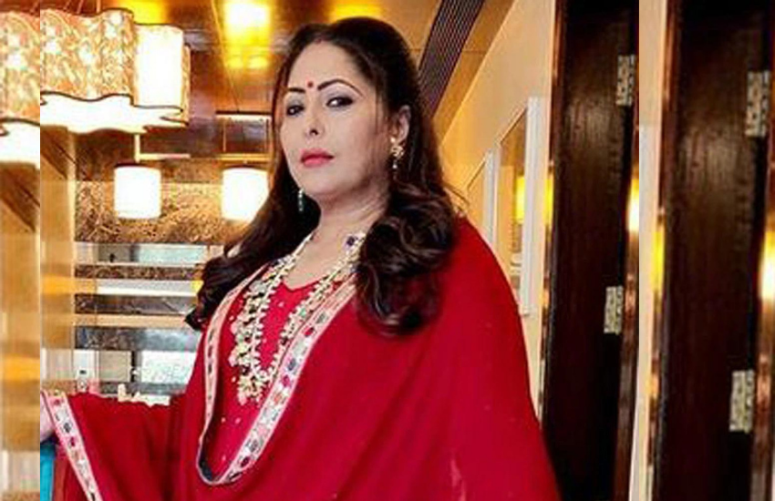 बॉलीवुड कोरियोग्राफरगीता कपूर ने भी बिना शादी के जब सोशल मीडिया पर मांग में सिंदूर लगाए नजर आईं तो उनकी शादी को लेकर अफवाह उड़ने लगी थी। हालांकि बाद में गीता ने कहा था कि ये महज फोटोशूट था। Photos: Social Media