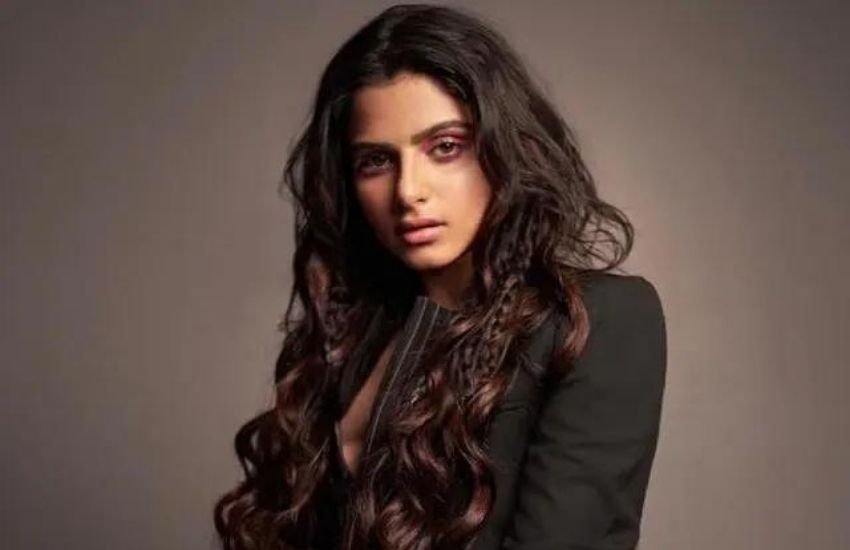 सीरीज में हुमा हिंदी लिटरेचर की प्रोफेसर के किरदार में हैं, जबकि अवंतिका उनकी स्टूडेंट बनी हैं। कहानी इन दोनों के किरदारों के मनोवैज्ञानिक टकराव पर आधारित है, जो क्लास रूम में शुरू हुआ था और इसकी परिणीति काफी गंभीर होती है। 