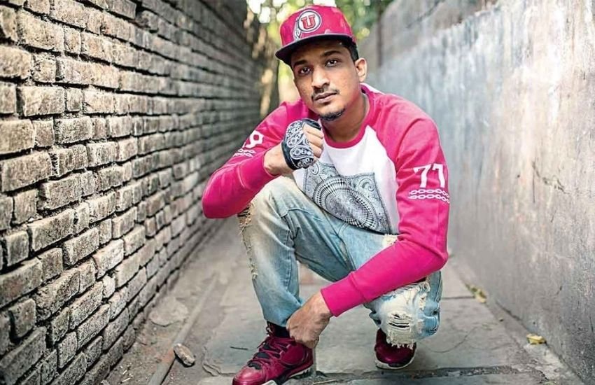 डिवाइन के नाम से फेमस इस रैपर का असली नाम विवियन फ़र्नांडीस है।