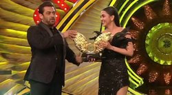 Bigg Boss 15 Winner: तेजस्वी प्रकाश ने जीता बिग बॉस 15, सलमान खान ने ट्रॉफी के साथ दिए 40 लाख रुपए