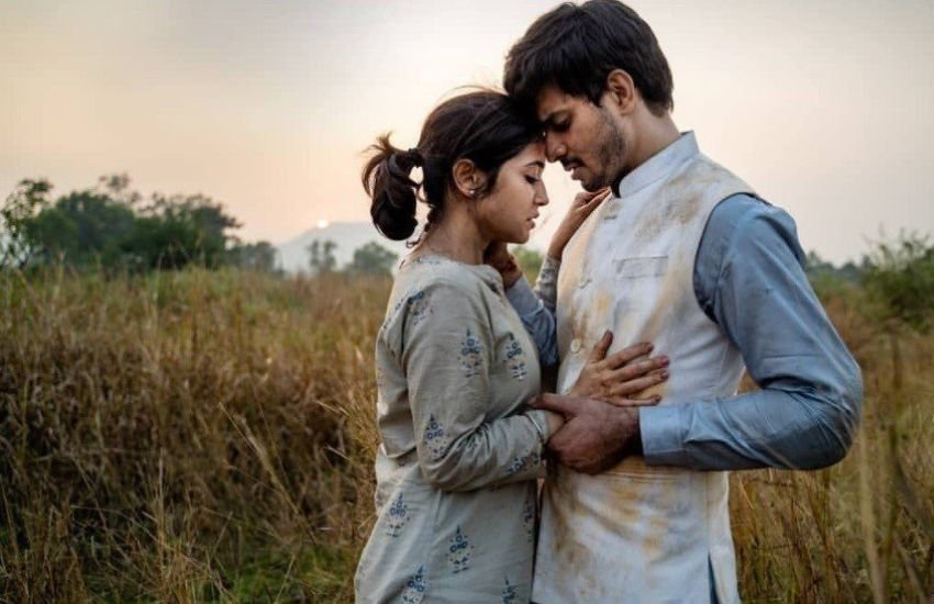 कहानी विक्रांत यानी ताहिर राज भसीन की है। विक्रांत के पिता नेता के अखिराज अवस्थी यानी सौरभ शुक्ला के यहां काम करते हैं। उनकी बेटी पूर्वा यानी आंचल सिंह, विक्रांत को बचपन से प्यार करती। लेकिन विक्रांत को शिखा यानी श्वेता त्रिपाठी पसंद है।