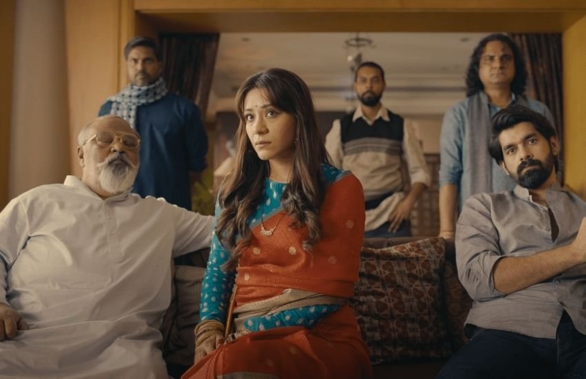 इश्क, धोखा, अपराध की काली दुनिया और मजबूरी जैसे मसालों के साथ मिलकर बनी वेब सीरीज 'यह काली काली आंखें' में आपको ठेठ में देसी संवाद और तेवर देखने को मिलेगा।