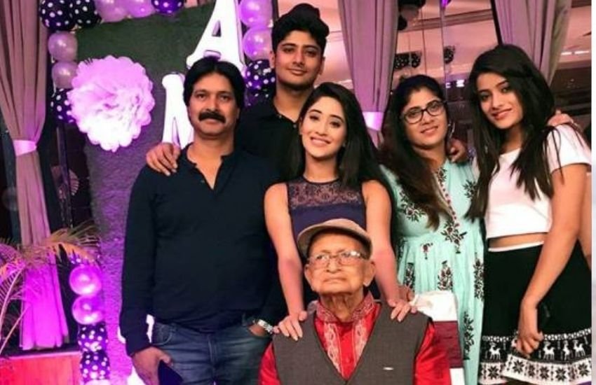 शो की नायरा यानी शिवांगी जोशी देहरादून की रहने वाली हैं और उनका भी परिवार भरपूरा है। मम्मी-पापा दादा सभी परिवार में हैं।