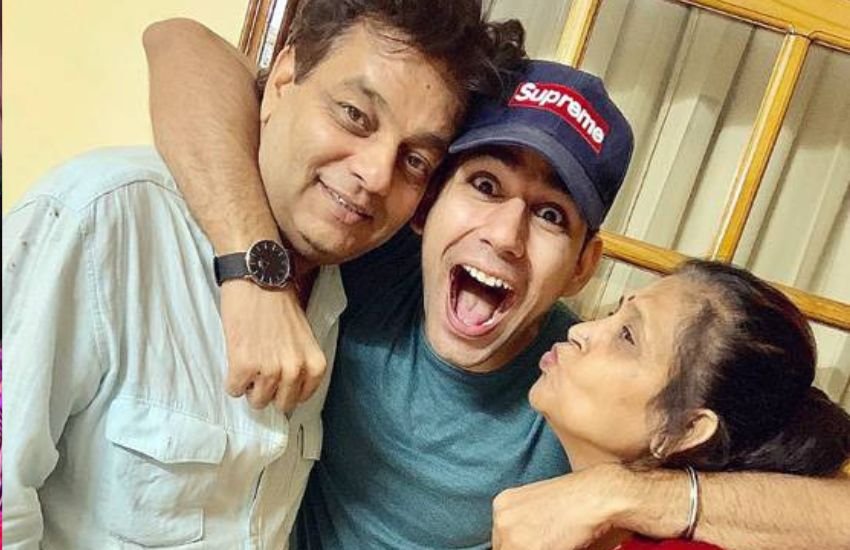 ऋषि इस तस्वीर में अपने मॉम और डैड के साथ मस्ती कर रहे हैं।