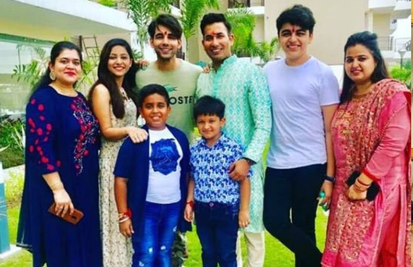 ऋषि के चार-बहन-भाई हैं, जो साथ ही रहते हैं।