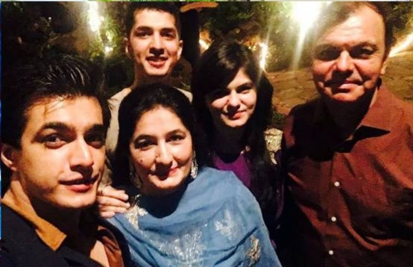 मोहसिन खान के मम्मी-पापा के अलावा उनका एक भाई और एक बहन भी है।