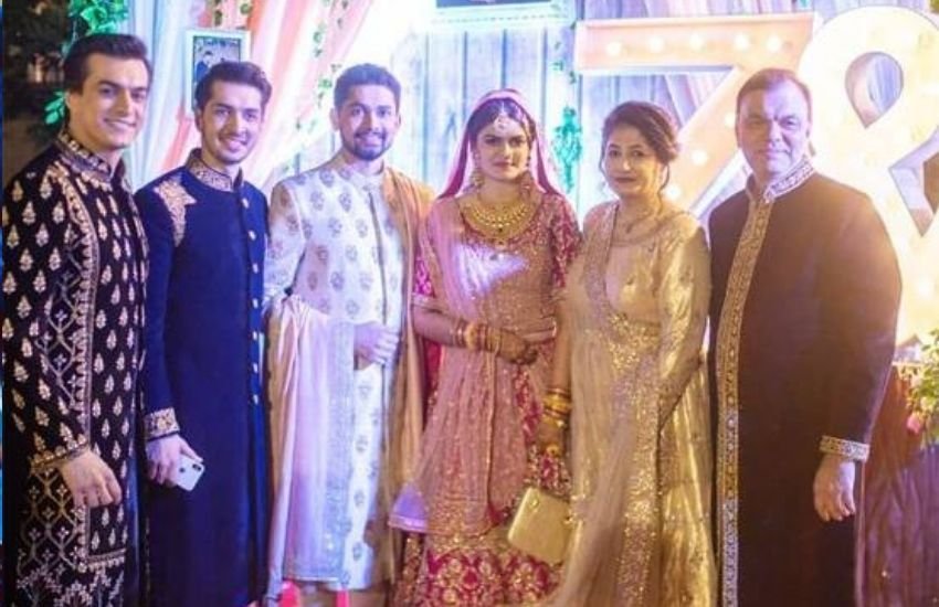 कार्तिक का किरदार निभाने वाले एक्टर मोहसिन खान की इस तस्वीर में रियल फैमिली है। मोहसिन गुजरात के नाडियाद के रहने वाले हैं।