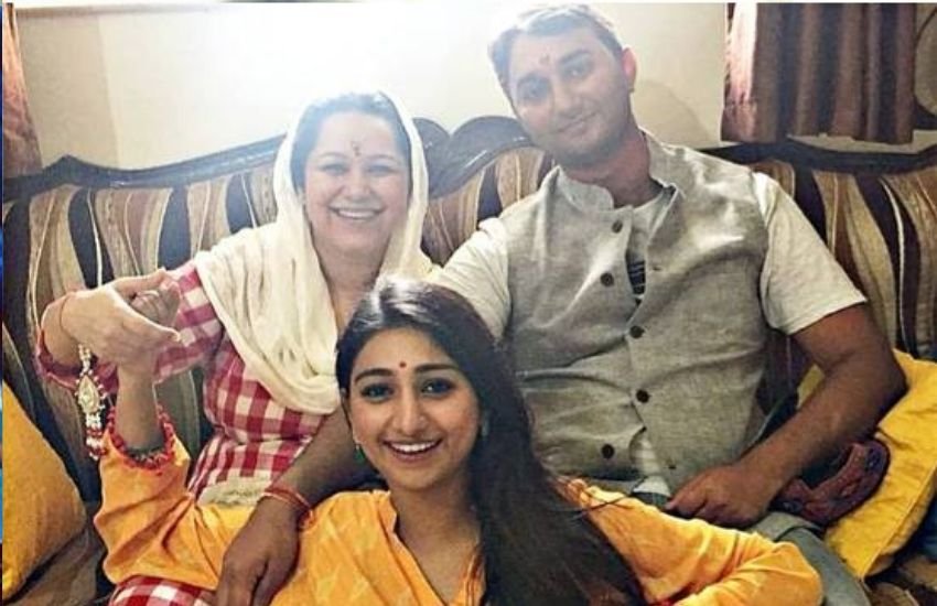 मोहिना रीवा राजघराने की राजकुमारी हैं और ये उनके माता-पिता हैं।