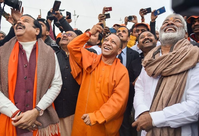 सोशल मीडिया में योगी आदित्यनाथ और अखिलेश यादव फॉलोअर्स के मामले में लगभग बराबर ही नजर आते हैं। योगी आदित्यनाथ के ट्विटर पर करीब 1.68 करोड़ और फेसबुक पर 68.75 लाख फॉलोअर्स हैं।