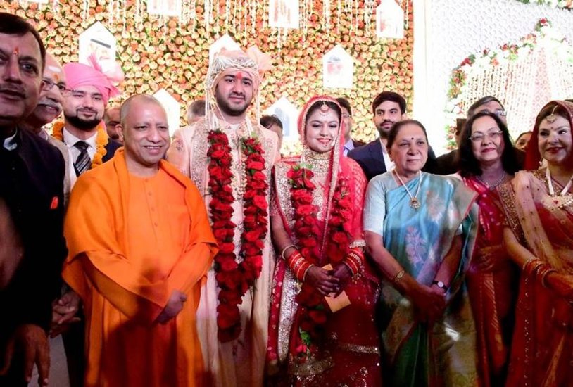 अवनीश उत्तर प्रदेश के अपर मुख्य सचिव गृह हैंं। वह योगी आदित्यनाथ के सबसे भरोसेमंद अधिकारियों में से एक हैं।