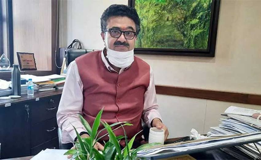 दूसरा नाम है नवनीत सहगल का। नवनीत सहगल यूपी सरकार में अपर मुख्य सचिव है। उनके पास सूचना और एमएसएमई के साथ ही निर्यात प्रोत्साहन और खादी एवं ग्रामोद्योग विभाग की जिम्मेदारी है।