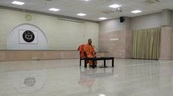 अकेले बैठे योगी आदित्यनाथ की ये फोटो खूब वायरल, लोग बोले – ये दुनिया ये महफिल, मेरे काम की नहीं..