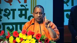 पहले योगी आदित्यनाथ के अयोध्या से लड़ने के फायदे बताए फिर गोरखपुर से भी वही गिनाए, वायरल वीडियो पर ट्रोल हो रहीं न्यूज एंकर