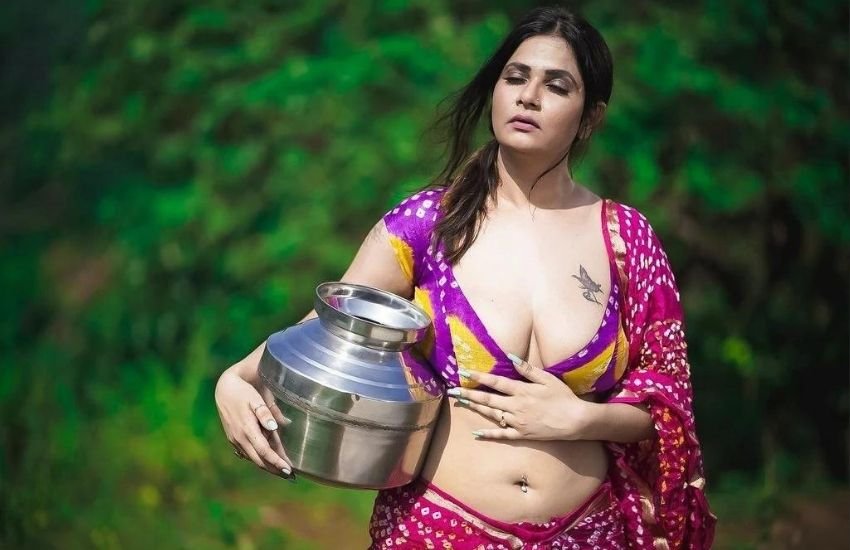 आभा ने केवल वेब सीरीज में ही बोल्ड सीन नहीं दिए, बल्कि सोशल मीडिया पर भी उनकी तस्वीरें काफी बोल्ड होती हैं।