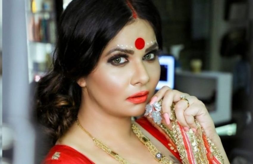 आभा पॉल सबसे ज्यादा चर्चा में तब आईं जब उनकी वेब सीरीज 'लोलिता पीजी हाउस' रिलीज हुई। ओटीटी पर बोल्ड कंटेंट और सीन वाली वेब सीरीज में आभा 'लोलिता भाभी' का किरदार निभाई हैं। हालांकि इससे पहले वह कई फिल्में भी कर चुकी हैं।