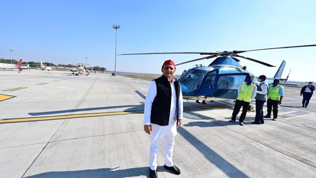 शुक्रवार को अखिलेश यादव ने जानबूझ कर उनके हेलिकॉप्टर को रोकने का आरोप लगाया। (फोटो: ट्विटर/ yadavakhilesh)