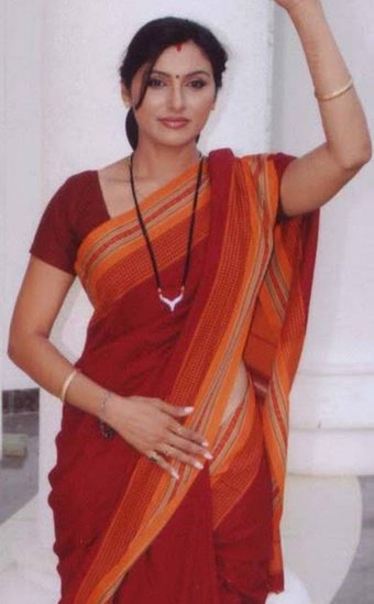 साल 2012 मे काजल ने राजनीति का रुख किया और कांंग्रेस के टिकट पर यूपी विधानसभा का चुनाव लड़ा लेकिन तब वह हार गई थींं।