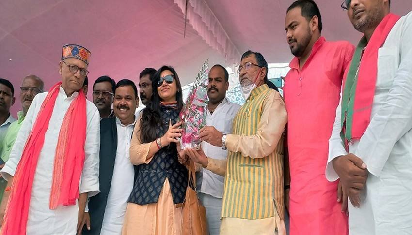 कांग्रेस से कुछ समय बाद ममोहभंंग हुआ तो वह निषाद पार्टी मे शामिल हो गईंं। 2021 मे काजल ने समाजवादी पार्टी जॉइन कर ली।