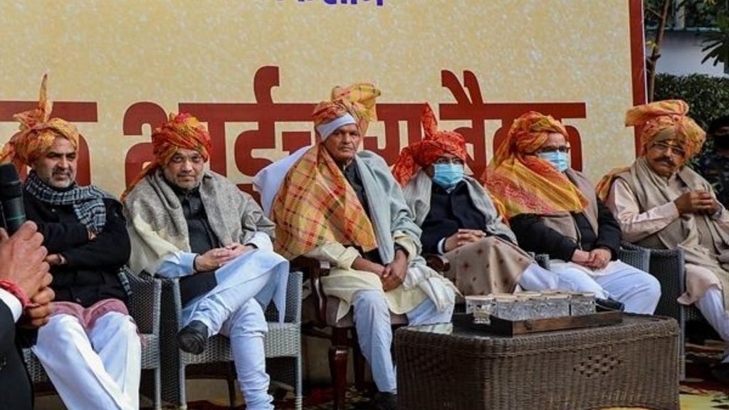 बुधवार को जाट नेताओं के साथ बैठक करते केंद्रीय गृह मंत्री अमित शाह (फोटो: पीटीआई)