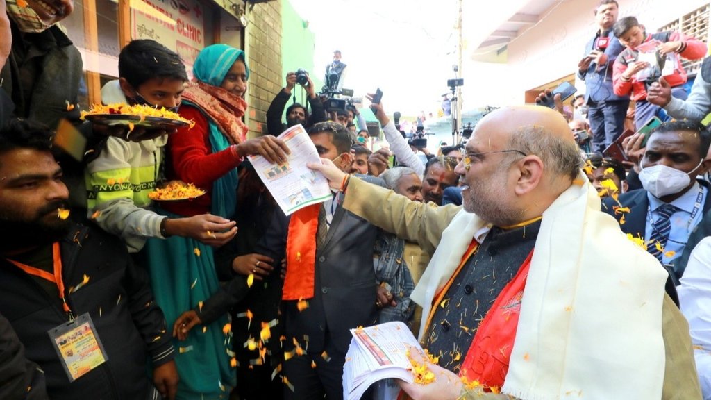 मथुरा में घर घर जाकर प्रचार करते गृह मंत्री अमित शाह (फोटो: ट्विटर/ अमित शाह)