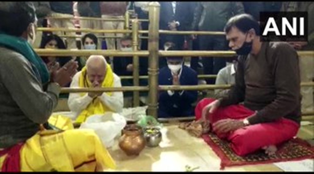 महाकाल के मंदिर में पूजा अर्चना करते केरल के राज्यपाल। फोटो- एएनआई
