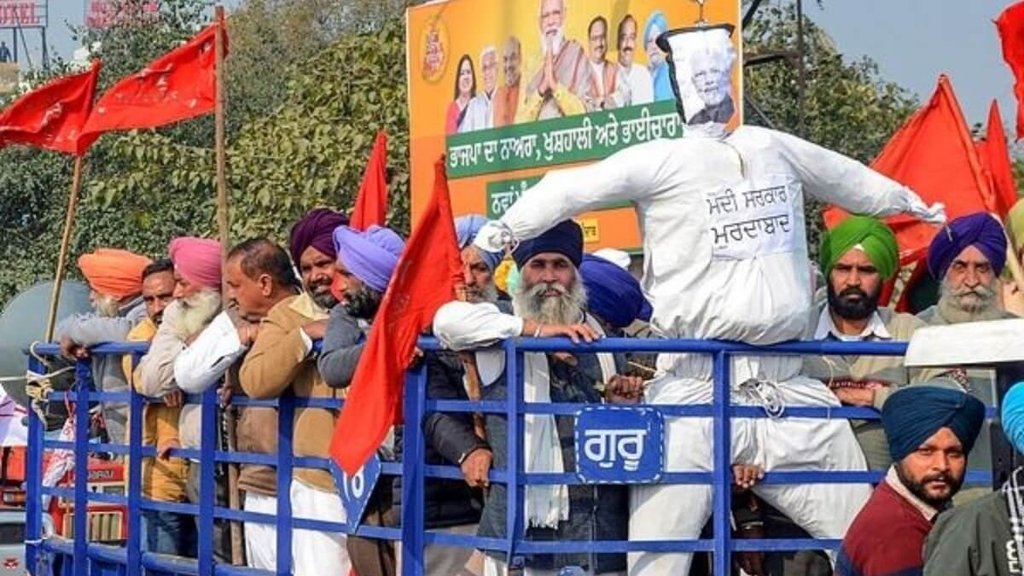केंद्र सरकार के द्वारा किए गए वादों को पूरा नहीं किए जाने का आरोप लगाते हुए सोमवार को किसानों ने विश्वासघात दिवस मनाया। ( फोटो: पीटीआई)