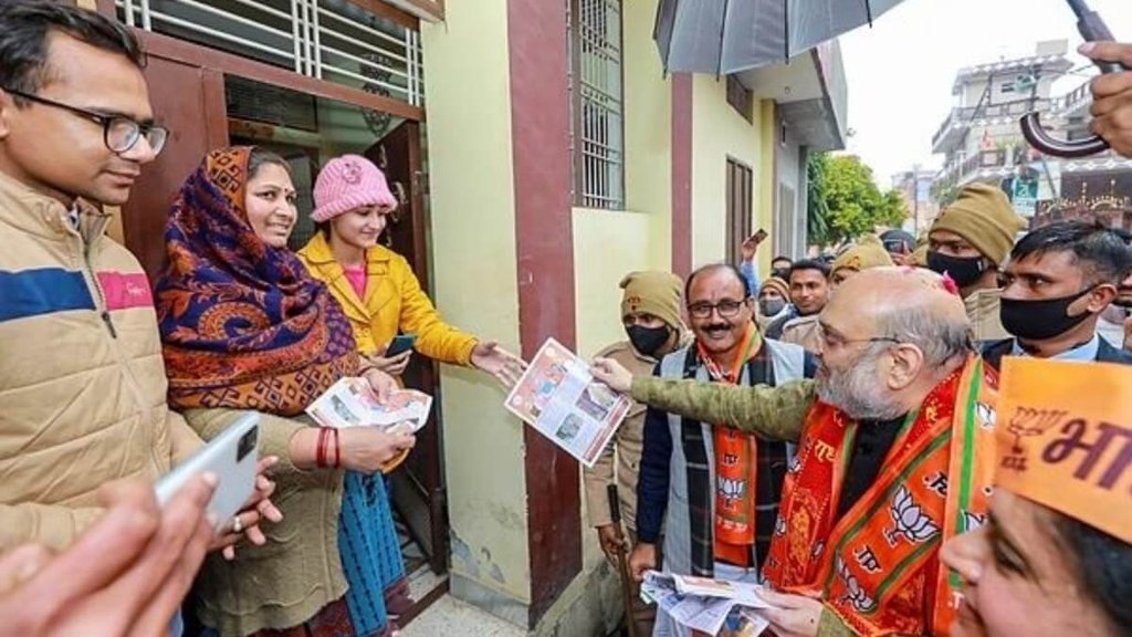 अमित शाह शनिवार को कैराना में पलायन कर लौटे परिवारों से भी मिले। (फोटो: पीटीआई)