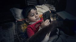 Bad Habits: आपके बच्चे को तो नहीं देर रात तक फोन चलाने की आदत? सेहत के लिए हो सकता है खतरनाक; जानिए