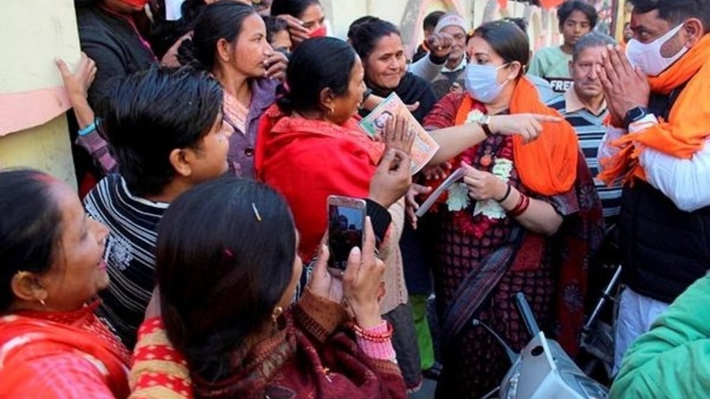 मेरठ में भाजपा उम्मीदवार के पक्ष में प्रचार करतीं केंद्रीय मंत्री स्मृति ईरानी (फोटो: पीटीआई)