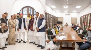 Akhilesh Viral Photo, Akhilesh With Krishna Patel