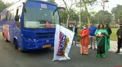 टाइम्स नाउ नवभारत के यूपी विधानसभा चुनाव कवरेज बस को योगी आदित्य नाथ ने दिखाई झंडी, सोशल मीडिया पर लोगों ने लिया आड़े हाथ