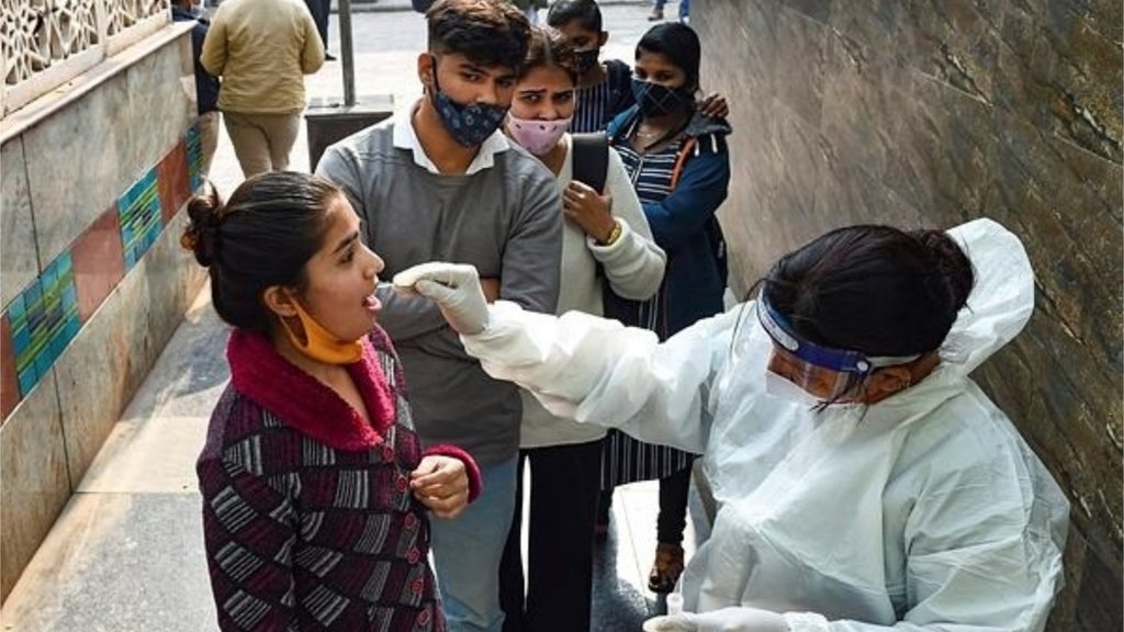 देश में ओमीक्रोन के मामले भी काफी तेजी से बढ़ रहे हैं। (फोटो: पीटीआई)