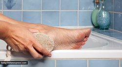 Crack Heel Care: सर्दियों में फटी एड़ियों से हैं परेशान? तो इन घरेलू उपायों से बनाएं सॉफ्ट और खूबसूरत
