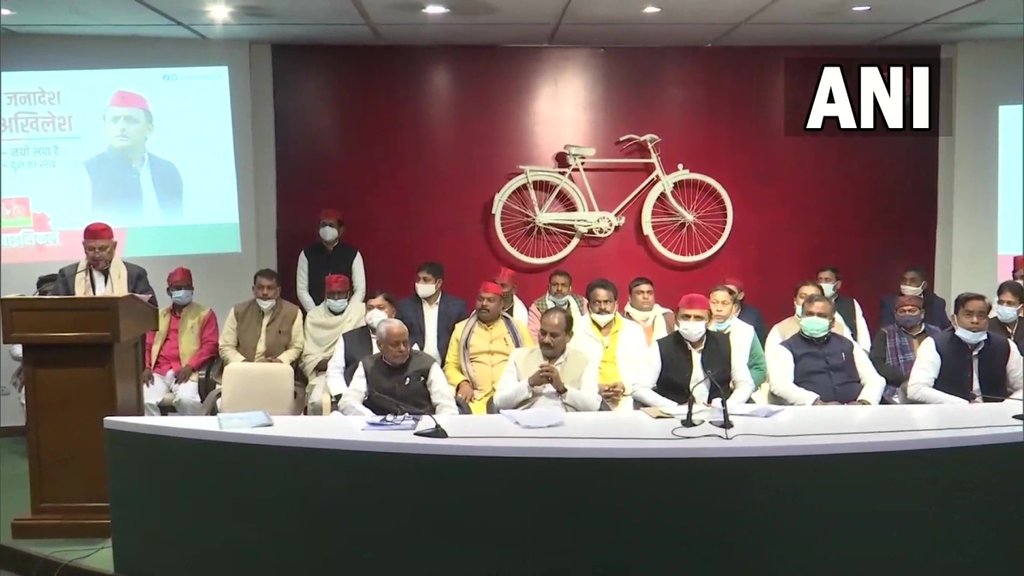 योगी सरकार में मंत्री रहे दारा सिंह चौहान रविवार को समाजवादी पार्टी में शामिल हो गए (फोटो: एएनआई)