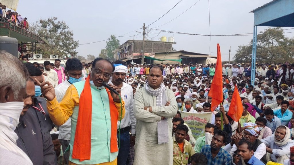 बिजली की समस्या को लेकर प्रदर्शन करते किसानों के बीच भाजपा सांसद डीडी उइके (फोटो: ट्विटर/ DdUikey)