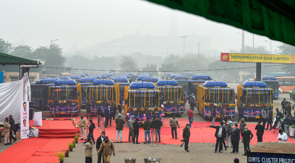 दिल्ली में 100 Low Floor AC Buses को हरी झंडीः जानें- कहां और कितने रूट पर चलेंगी यें बसें?