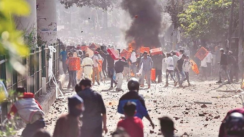 AAJTAK, TV Debate, Chitra Tripathi, 3000 riots, Modi rule, Ragini Nayak, Gaurav Bhatia, Congress characterless