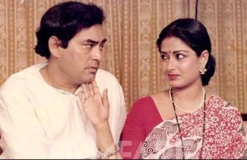 मौसमी चटर्जी और संजीव कुमार की फिल्म अंगर भी एक्ट्रा मैरिटल अफेयर पर बेस्ड थी।