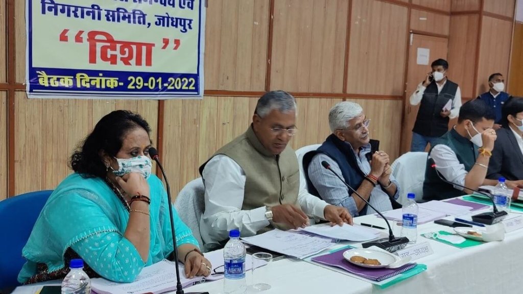 जोधपुर जिले में सांसद पीपी चौधरी के साथ बैठक में शामिल केंद्रीय मंत्री गजेंद्र सिंह शेखावत (फोटो: ट्विटर/गजेंद्र सिंह शेखावत)